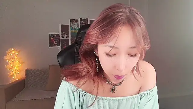 Snapshot of jasmilee chatting on 07.13.26 jasmilee online show from 07.13.26