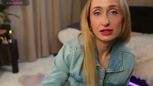 Emely Moon online show from 04.25.26