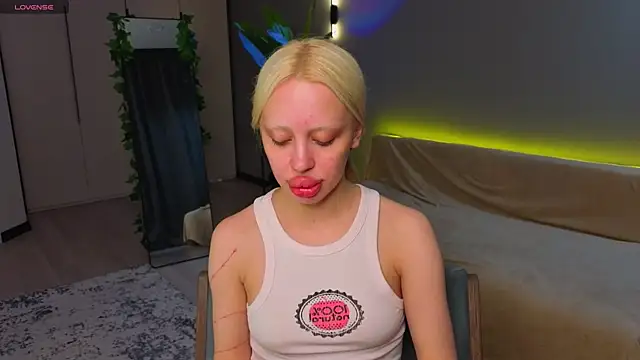 Snapshot of Luna_Beverly chatting on 05.14.26 Luna Beverly online show from 05.14.26