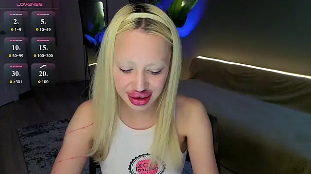 Snapshot of Luna_Beverly chatting on 06.25.26 Luna Beverly online show from 06.25.26