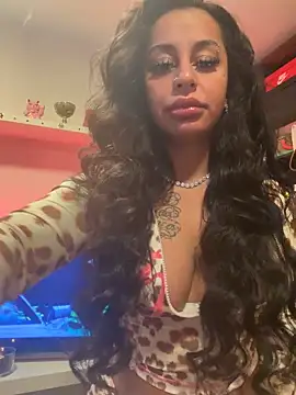 Snapshot of sweetxlayla chatting on 03.06.26 sweetxlayla online show from 03.06.26