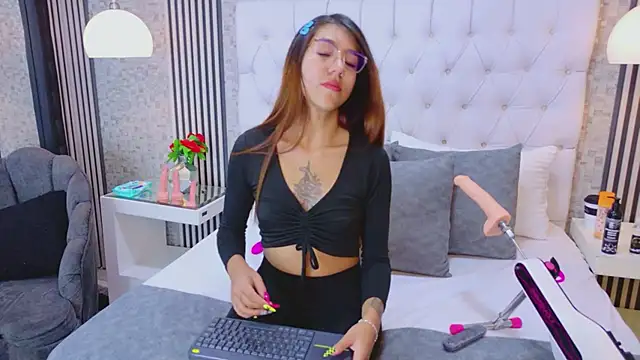 Snapshot of VioletFroost chatting on 04.01.26 VioletFroost online show from 04.01.26