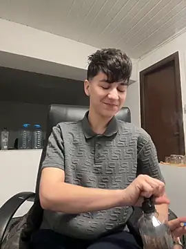 Snapshot of ravenryx chatting on 02.14.26 ravenryx online show from 02.14.26