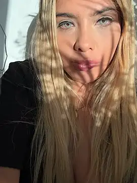 Snapshot of hexaxex chatting on 03.19.26 hexaxex online show from 03.19.26