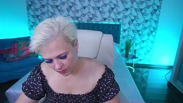 Snapshot of CrystalVibe chatting on 06.13.26 CrystalVibe online show from 06.13.26