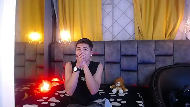 Snapshot of Maik_Russo chatting on 03.25.26 Maik Russo online show from 03.25.26