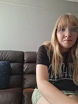 Snapshot of BunnySnowFlake chatting on 04.22.26 BunnySnowFlake online show from 04.22.26