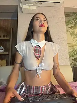 EmmaJhoons online show from 02.25.26