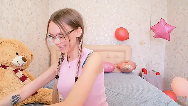 Snapshot of LolliStrawberry chatting on 03.13.26 LolliStrawberry online show from 03.13.26