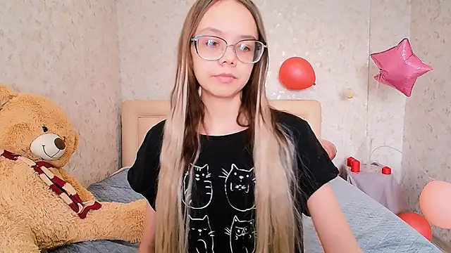 Snapshot of LolliStrawberry chatting on 03.14.26 LolliStrawberry online show from 03.14.26