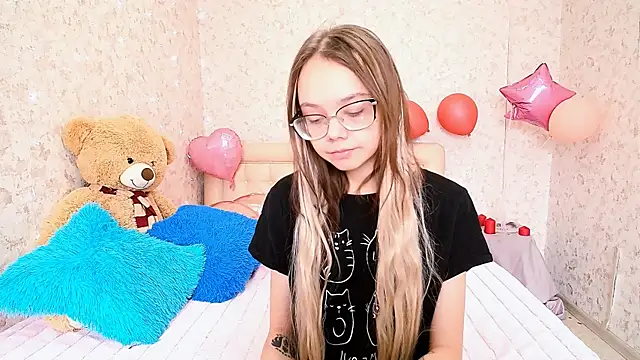 Snapshot of LolliStrawberry chatting on 03.16.26 LolliStrawberry online show from 03.16.26