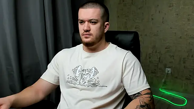 Snapshot of Well_boy chatting on 02.10.26 Well boy online show from 02.10.26