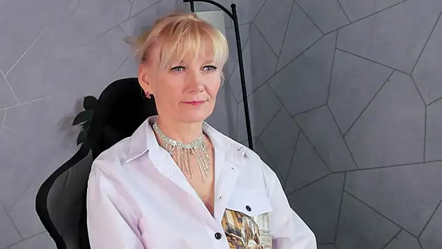 Julie Lucas online show from 04.30.26
