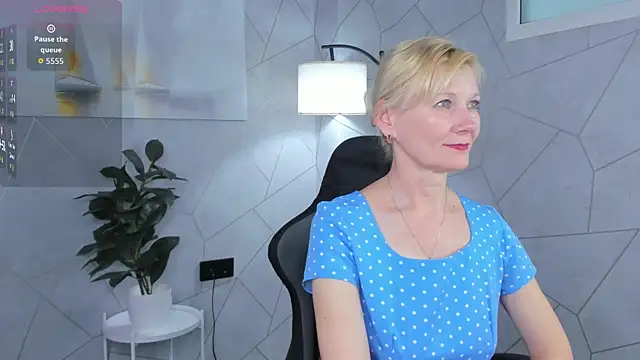 Julie Lucas online show from 06.03.26