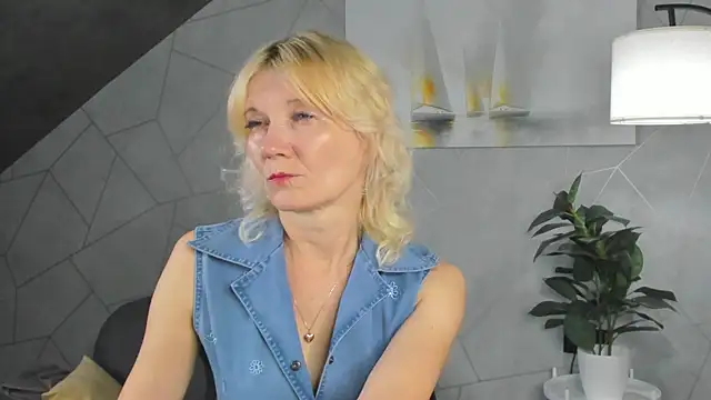 Julie Lucas online show from 06.25.26