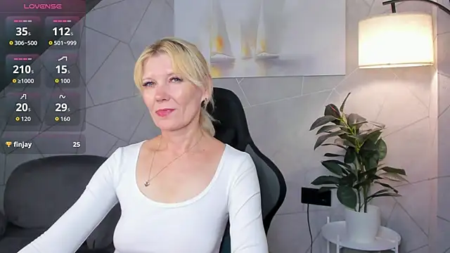 Julie Lucas online show from 07.03.26