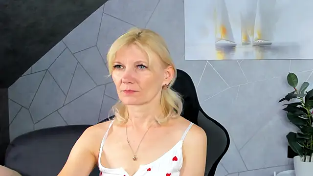 Julie Lucas online show from 07.30.26