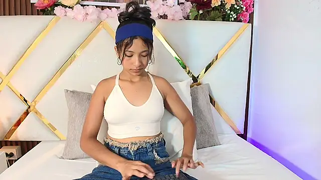 Snapshot of Real_virgin_Pussy chatting on 08.01.26 Real virgin Pussy online show from 08.01.26