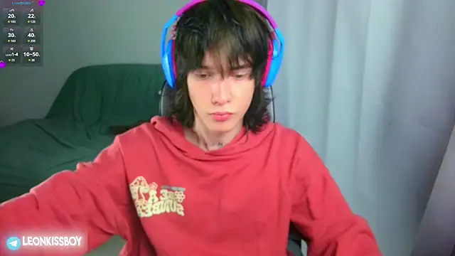 Snapshot of LeonBoykisser chatting on 06.25.26 LeonBoykisser online show from 06.25.26