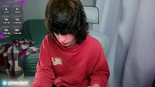 Snapshot of LeonBoykisser chatting on 06.28.26 LeonBoykisser online show from 06.28.26