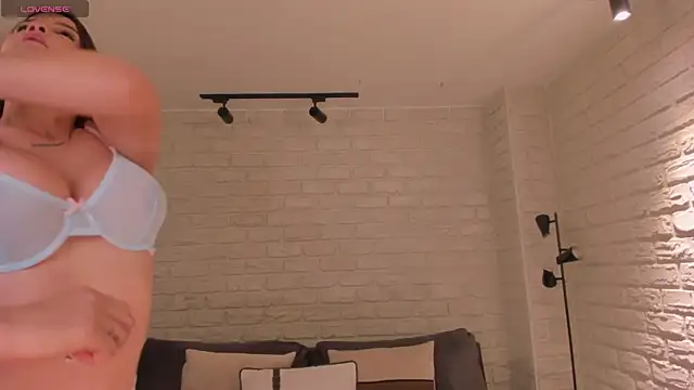 BellaThompsonX online show from 07.22.26