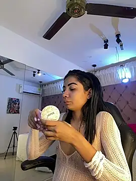 Snapshot of Auri__ chatting on 06.15.26 Auri online show from 06.15.26