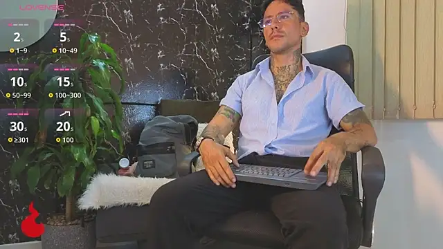 Snapshot of mister_eithan chatting on 05.14.26 mister eithan online show from 05.14.26