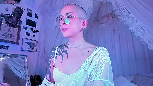 Snapshot of OhMyBush chatting on 04.09.26 OhMyBush online show from 04.09.26