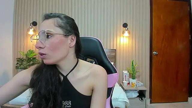 Snapshot of valeryn__rosse chatting on 07.14.26 valeryn rosse online show from 07.14.26