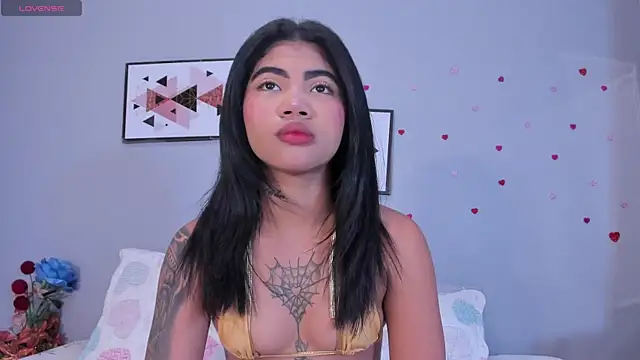 PauleteW10 online show from 04.21.26