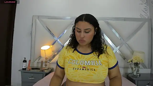 Snapshot of yaragarcia chatting on 06.18.26 yaragarcia online show from 06.18.26