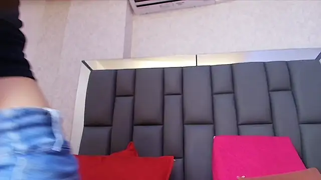 melany roberts  online show from 04.22.26