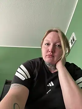 Snapshot of Lolaaxxx13 chatting on 05.28.26 Lolaaxxx13 online show from 05.28.26