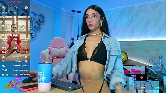 kylliefox  online show from 10.17.25