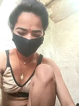 Snapshot of Sunali_Bendre chatting on 03.08.26 Sunali Bendre online show from 03.08.26