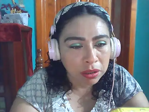Snapshot of DalilahMx chatting on 06.22.26 DalilahMx online show from 06.22.26