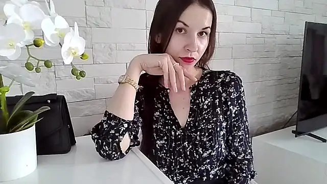 JuliaLovely online show from 06.11.26