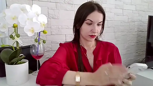 JuliaLovely online show from 06.24.26