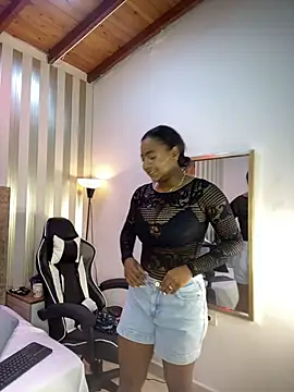 Snapshot of amara_queen_ chatting on 05.27.26 amara queen online show from 05.27.26