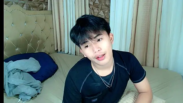 Snapshot of xlovercutietwink chatting on 02.14.26 xlovercutietwink online show from 02.14.26