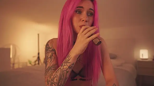 Sarah Pink online show from 02.08.25