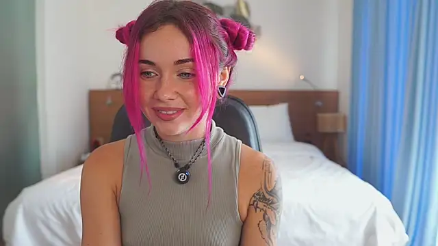 Sarah Pink online show from 01.11.26