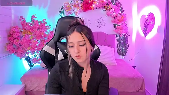 Giselle Laurens  online show from 05.03.26