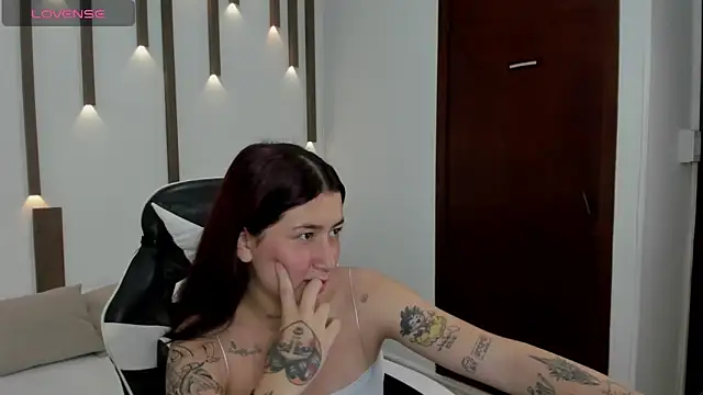 Snapshot of charlottee27_ chatting on 04.09.26 charlottee27 online show from 04.09.26