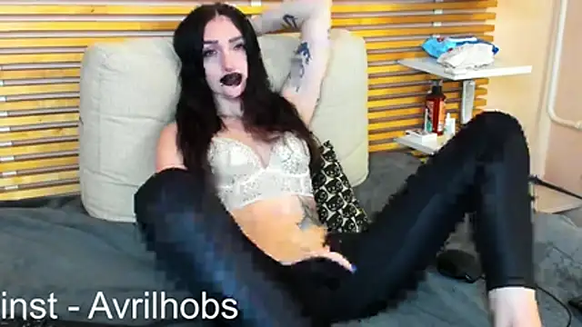 AvrilHobbs online show from 08.04.26