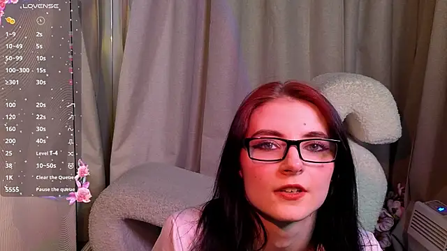 NicoleLuxe online show from 04.03.26