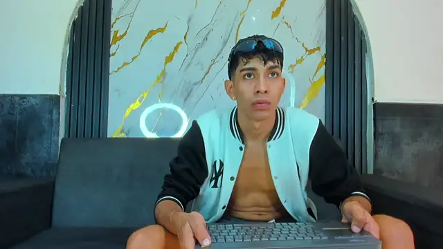 Snapshot of biig_boy chatting on 02.11.26 biig boy online show from 02.11.26