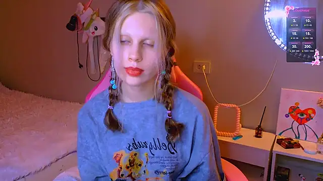 Snapshot of Maxine_gold chatting on 03.08.26 Maxine gold online show from 03.08.26