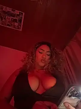 Snapshot of Maddy_Beluci chatting on 04.07.26 Maddy Beluci online show from 04.07.26