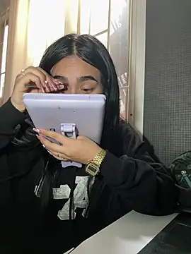 Sara Fernandez  online show from 02.20.26